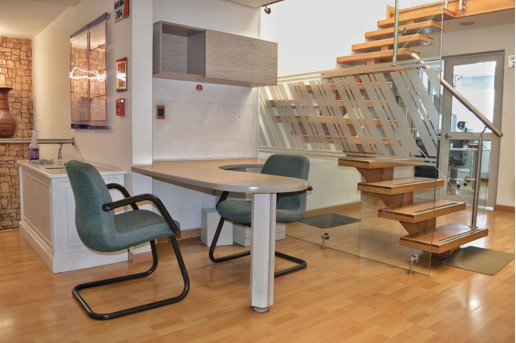 Puesto de Hot Desk flexible en Coworking Marbella con escritorio en forma de U y dos sillas cómodas, ideal para trabajo individual o colaborativo rápido.